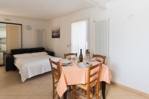 a dining room with a table and a bed at Appartamenti Ceccherini in Malcesine