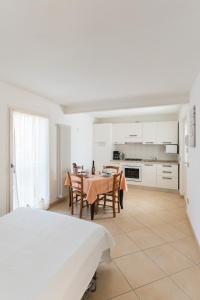 a kitchen and dining room with a table and chairs at Appartamenti Ceccherini in Malcesine
