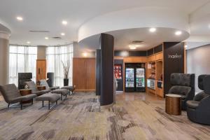 un salon avec une salle d'attente dotée de chaises et de tables dans l'établissement Courtyard by Marriott Toronto Vaughan, à Vaughan