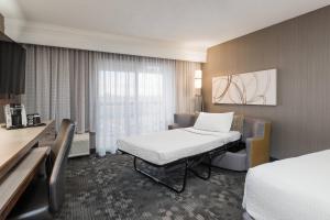 Postel nebo postele na pokoji v ubytování Courtyard by Marriott Toronto Vaughan
