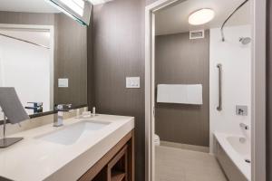 Koupelna v ubytování Courtyard by Marriott Toronto Vaughan