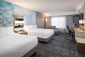 Postel nebo postele na pokoji v ubytování Courtyard by Marriott Toronto Vaughan
