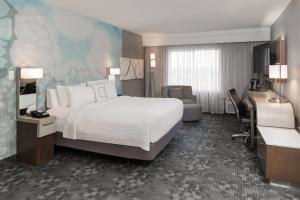Postel nebo postele na pokoji v ubytování Courtyard by Marriott Toronto Vaughan