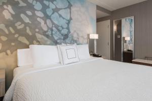 Postel nebo postele na pokoji v ubytování Courtyard by Marriott Toronto Vaughan