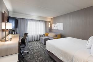 Postel nebo postele na pokoji v ubytování Courtyard by Marriott Toronto Vaughan