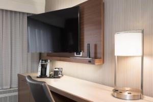 Kuchyň nebo kuchyňský kout v ubytování Courtyard by Marriott Toronto Vaughan