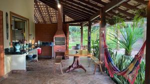 a kitchen with a table and chairs in a room at Sítio São Chico in Alto Paraíso de Goiás