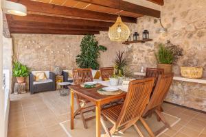 un salon avec une table et des chaises en bois dans l'établissement Bona Vista with mountain views by BeBreeze, à Pollença