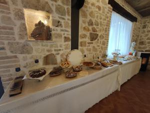 una mesa con comida en ella en una sala de piedra en Villa Proserpina, en Castel Ritaldi