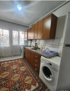 cocina con lavadora en Lovely 2 bedroom vacation rental unit, en Yalova