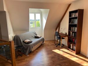 1 dormitorio con cama y estante para libros en Maison Karmanor, en Monthoiron