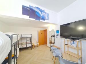 TV a/nebo společenská místnost v ubytování Quartos para viajantes, surfistas, grupos, Boa Energia