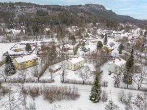 eine Luftansicht eines Dorfes im Schnee in der Unterkunft Ljungaverk Stor Lägenhet Med Öppen Spis in Ljungaverk