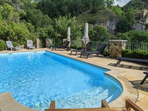 - une piscine d'eau bleue dans la cour dans l'établissement Atalaya - Montserrat Figueras - Gîte pour 8 personnes - 4 chambres en suite - Piscine, à Llo