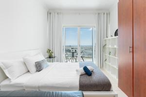 En eller flere senger på et rom på White Sage - Luxurious Studio in JLT With City Skyline View