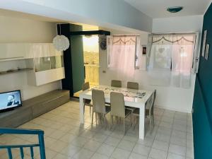 eine Küche mit einem Esstisch und Stühlen in der Unterkunft Case Eoliane, Alicudi in Patti