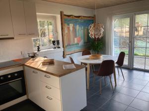 cocina con mesa, mesa y sillas en Hegedal Apartment, en Hobro