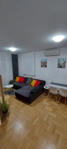 uma sala de estar com um sofá e uma mesa em Apartment with garage Lavici em Zagreb