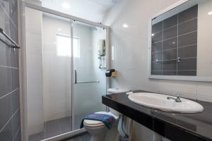Koupelna v ubytování Hollitel Hotel + 18 fotografií