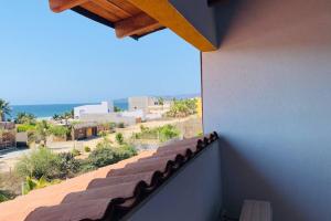 a balcony with a view of the ocean at Casa Hipocampo in El Coacoyul