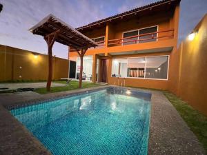 a swimming pool in front of a house at Casa Hipocampo in El Coacoyul