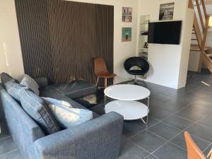 sala de estar con sofá y 2 mesas en Hegedal Apartment en Hobro