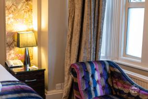 um quarto de hotel com uma cama e uma janela em Burlington House em Oxford