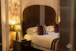 a bedroom with a bed with a large headboard at Burlington House in Oxford