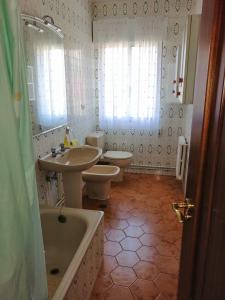 uma casa de banho com 2 WC, um lavatório e uma banheira em Cachadiña em Marín