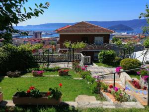 uma casa com jardim com flores em Cachadiña em Marín