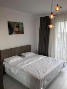 Un pat sau paturi într-o cameră la Seaside Family Apartment Faleza Nord