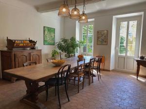 Mas Bella Vida في بوجيت ثينيرس: غرفة طعام مع طاولة وكراسي خشبية