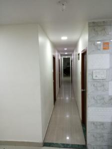 un pasillo de un edificio con un hallwayasteryasteryasteryasteryasteryasteryasteryasteryasteryasteryastery en Hotel janata Residency, en Bombay