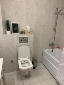 A bathroom at Seaside Family Apartment Faleza Nord