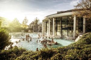 um grupo de pessoas numa piscina em frente a um edifício em Eckberg Apartment near City Centre & Nature em Baden-Baden