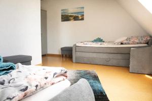 um quarto com 2 camas e um tapete em Ferienwohnung Welcome em Telgte
