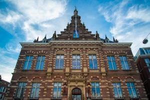 um edifício com uma torre em cima dele em Pestana Amsterdam Riverside em Amesterdão