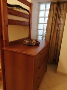 sypialnia z łóżkiem piętrowym i komodą w obiekcie Apartma Praprot w mieście Mojstrana