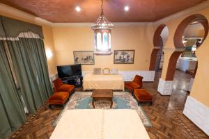 pokój hotelowy z łóżkiem, stołem i krzesłami w obiekcie Augusta Palace w mieście Salta