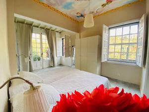 1 dormitorio con 1 cama grande y 2 ventanas en Villa en una isla con piscina privada!, en La Matanza de Acentejo