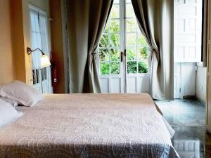 1 dormitorio con cama y ventana grande en Villa en una isla con piscina privada!, en La Matanza de Acentejo