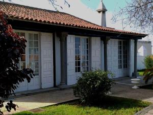 un edificio con puertas blancas y una torre en la parte superior en Villa en una isla con piscina privada!, en La Matanza de Acentejo