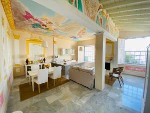 cocina y comedor con una pintura en el techo en Villa en una isla con piscina privada!, en La Matanza de Acentejo