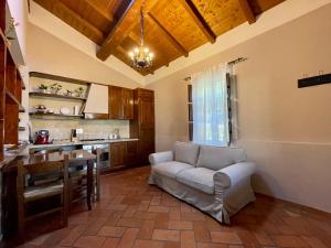 sala de estar con sofá y mesa en la cocina en CASOLARE DEL MAESTRALE en Perugia