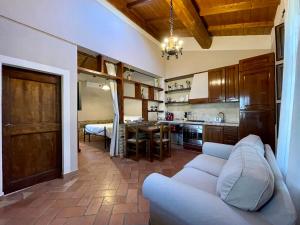 sala de estar con sofá y cocina en CASOLARE DEL MAESTRALE en Perugia