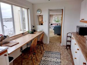 uma cozinha com um balcão com cadeiras e uma mesa em Brooklands Farm Hamble Riverside apartment on the reiver em Southampton