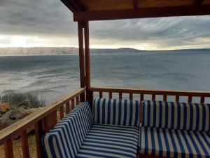 2 sillas azules y blancas en un balcón con vistas al océano en Mobile Home Apartment Camp Klenovica, en Klenovica