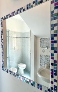a bathroom with a tub and a toilet and a sink at Appartamento vicino aeroporto d'Abruzzo in San Giovanni Teatino