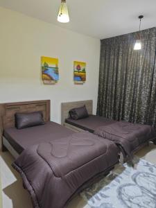 Un pat sau paturi într-o cameră la Sea View Room in Shared Apartment