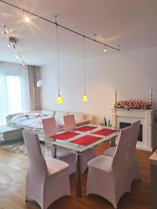 a dining room with a table and chairs and a bed at Modernes Studio-Apartment nahe Zentrum mit Garagenplatz in Vienna